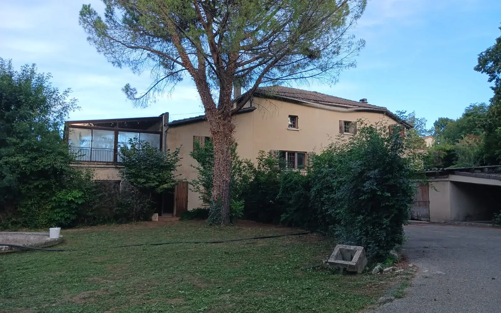 La maison de L'Oasis du Cœur, son grand pin et la cour, à Crest